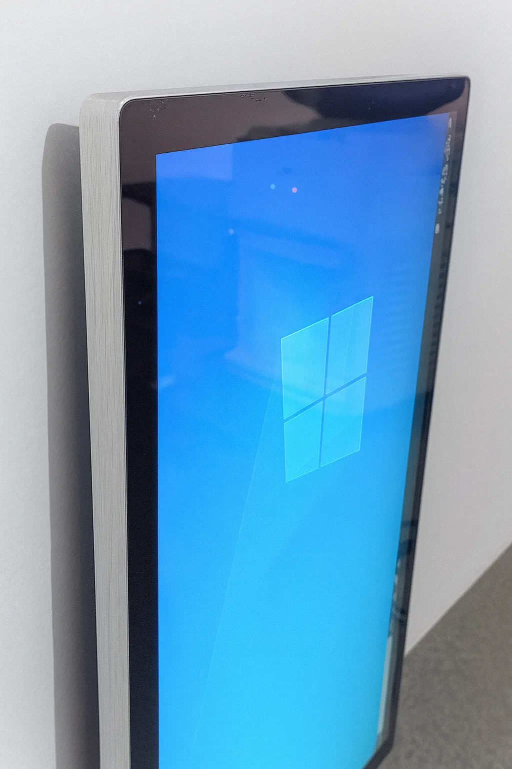 Tela 22” 365 Telas em instalação inclinada